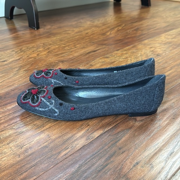 Stuart Weitzman Gray Floral Embellished Ballerina Flats Size 9.5 - Picture 4 of 9